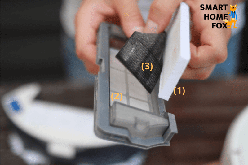 Die Drei Filter des Yeedi Mop werden hochgehalten